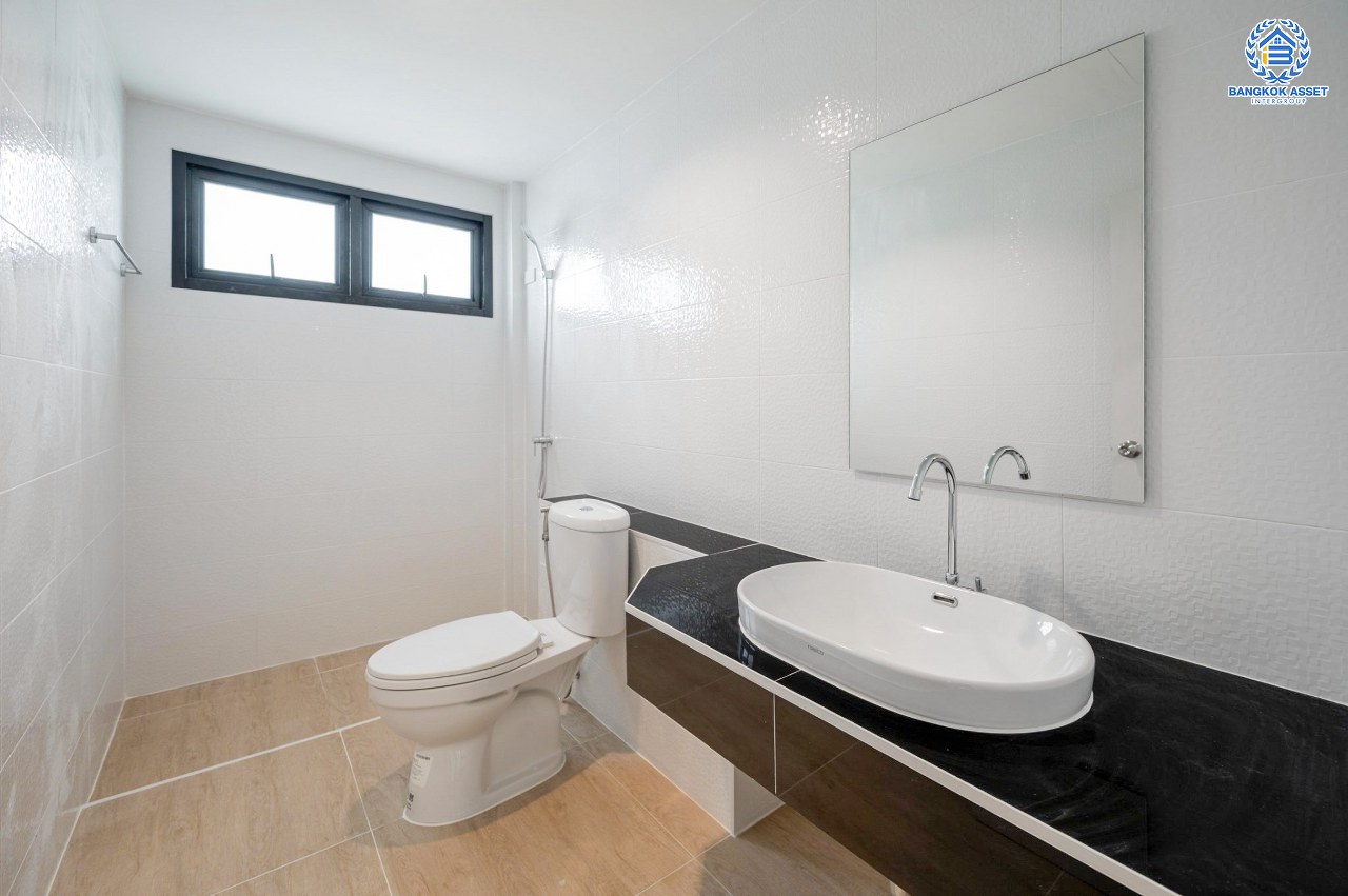 บ้านมือสองตกแต่งใหม่ โครงการ วรารมย์ เพชรเกษม81 แบรนด์ Q.House รองรับทุกความสุขใกล้ส่วนกลาง เนื้อที่ 64.1 ตร.ว. ฟังก์ชัน 4 ห้องนอน 3 ห้องน้ำ 1 ห้องอเนกประสงค์ จอดรถได้ 2 คัน บนทำเลใกล้ The Mall บางแค และเชื่อมต่อ ถนนกาญจนาฯ ถนนบางบอน และถนนพุทธมณฑลสาย4